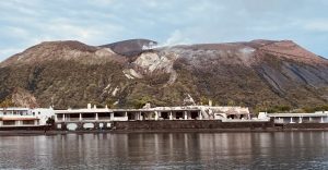 Vulcano: Porto di Ponente_Blick auf den dampfenden Vulkan