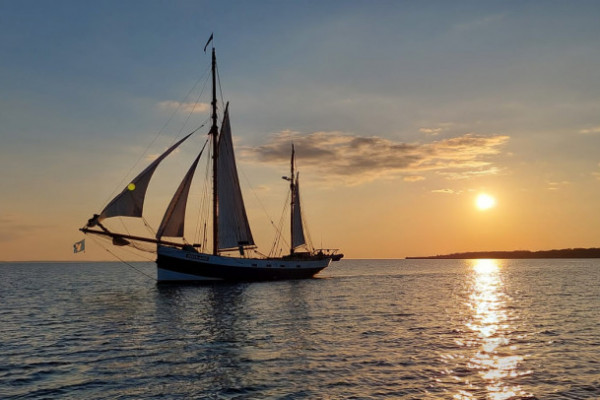 Sundowner – Die Blaue Stunde ganz nah zur Hansesail 2023 von 