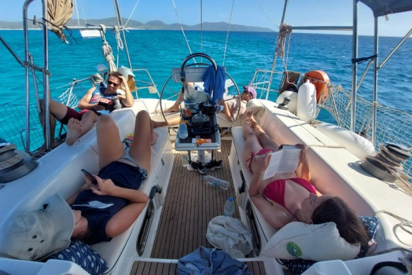 Chill-Segeln im Ionischen Meer auf Weltumsegleryacht – mit Geschichten 😉 von 