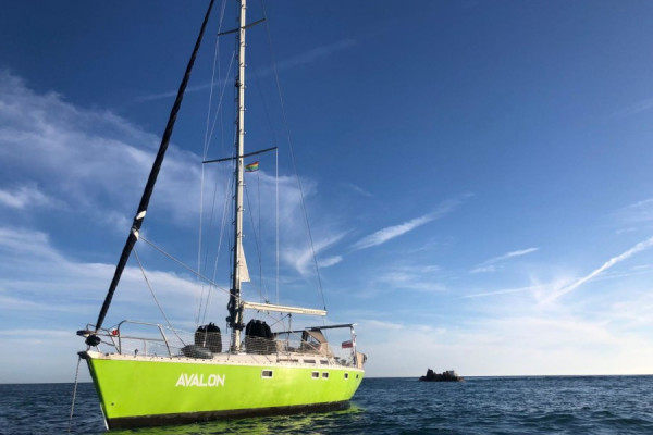Hand gegen Koje: Arbeitskraft im März gegen eine Woche Segeln im Sommer von Sailing Avalon