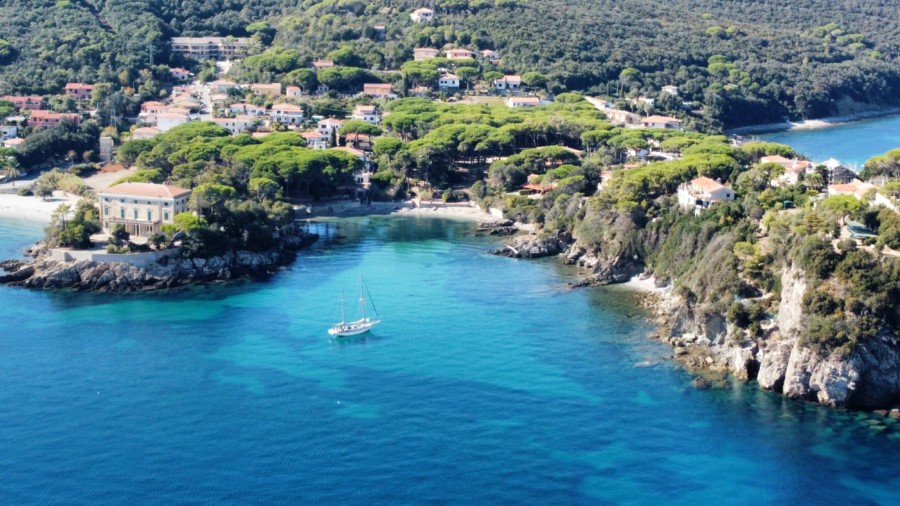 Leisurely sailing on a classic yacht, Elba, Sardinia, Corsica Giglio, Capraia by