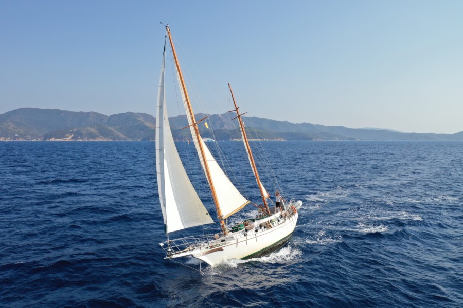 Leisurely sailing on a classic yacht, Elba, Sardinia, Corsica Giglio, Capraia by Engelsailing