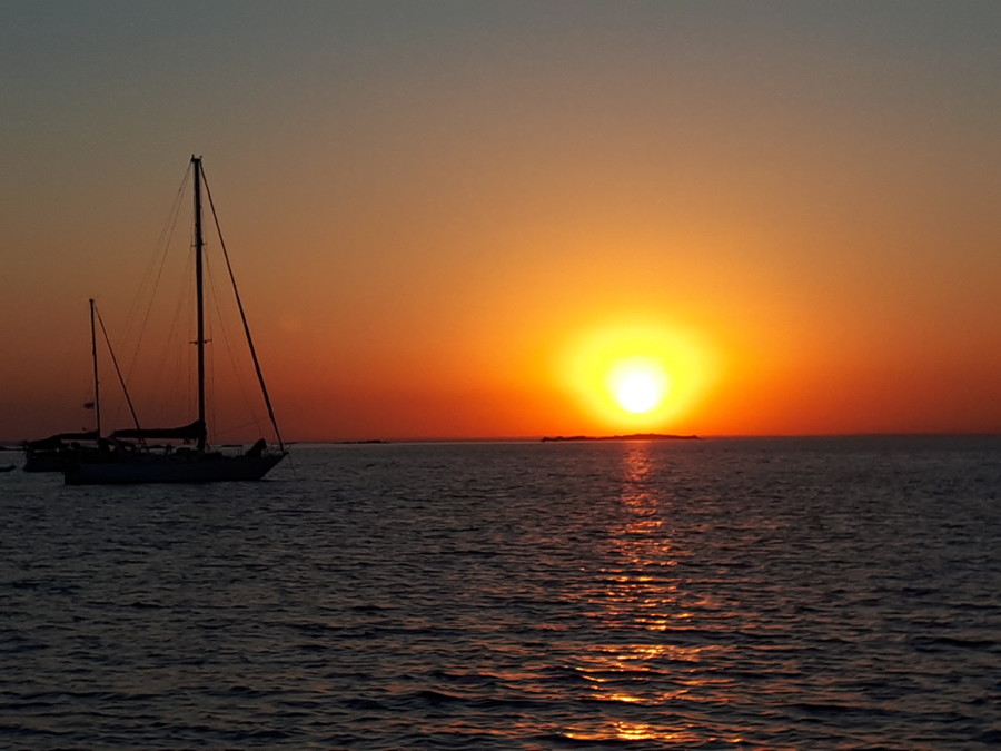 CARIBBEAN ISLAND-HOPPING in exclusively SMALL CREW on comfortable 13m circumnavigation yacht. by
