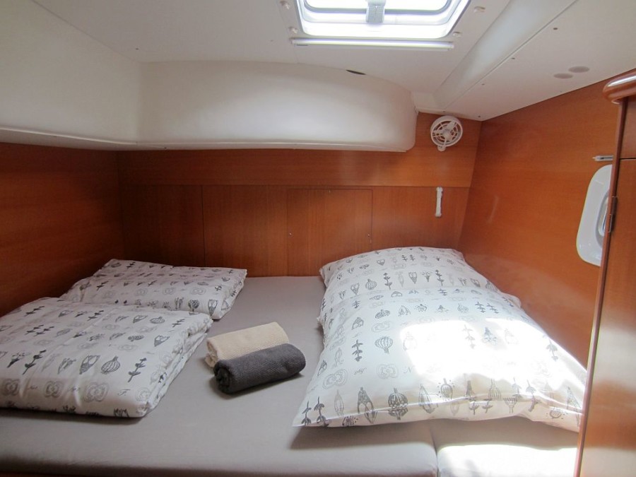 Catamaran Lagoon 410 with skipper by
