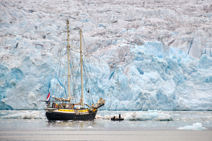 Rund um Spitzbergen | 16 Tage Arktis, Fjorde & Mitternachtssonne by Rederij van Linschoten