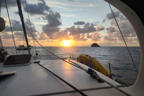 Antigua nach Guadeloupe: Ein Törn zum relaxen unter Segeln & ein karibischer Traum von 