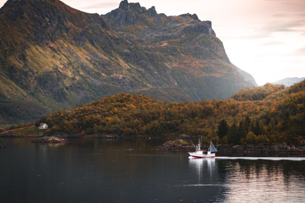 Sailing on Lofoten in Norway von 
