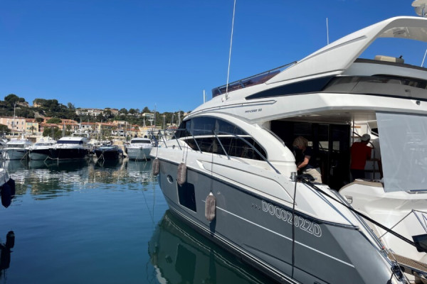 Motorboot Meilen- und Ausbildungstörn von Sardegna blu Motoryachti