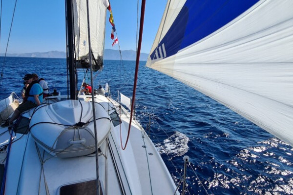 POGO Racing Cruiser segeln in Griechenland zu den Kykladen von Rocket Science Sailing