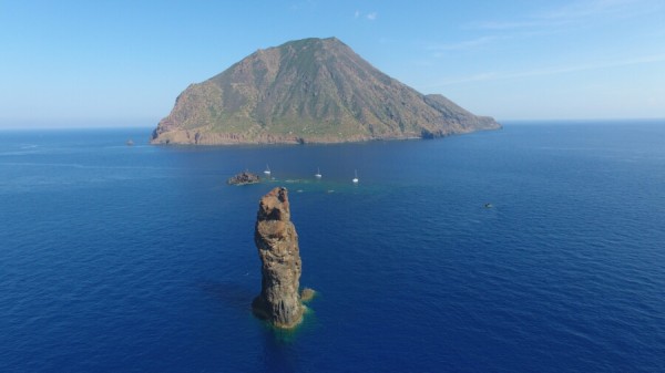 Sizilien mit liparischen Inseln und Vulkan Stromboli auf KAT Lagoon 42 // Lagoon 40 o.ä. von 