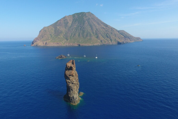 Sizilien mit liparischen Inseln und Vulkan Stromboli auf Sun Odyssey 449 von 
