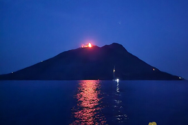 Sizilien mit liparischen Inseln und Vulkan Stromboli auf Sun Odyssey 449 von 