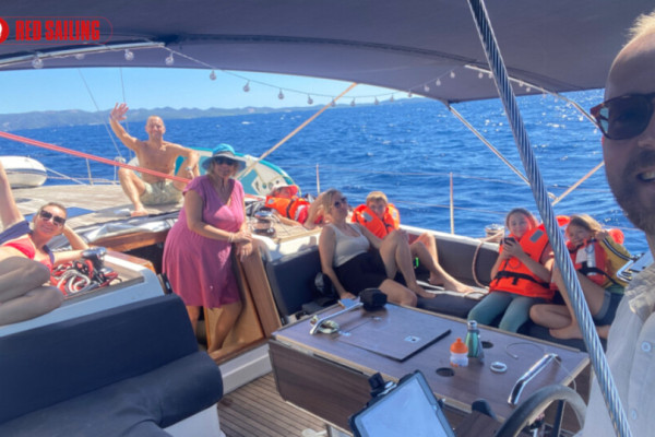 Familien Segelurlaub mit Skipper – viel Spaß und gute Laune, keine Seekrankheit von REDSAILING