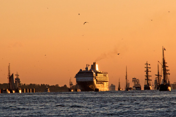 Hamburger Hafengeburtstag 24 –  Abendfahrt mit maritimer Lichtillumination von 