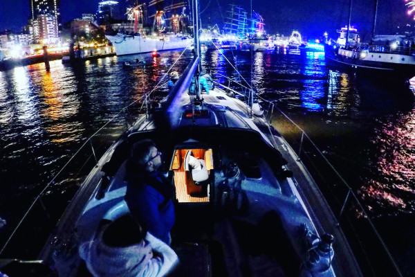4 Std. Segeltörn „Die Elbe bei Nacht“. Eine außergewöhnliche Lichterfahrt im Dunkeln von Elbsegelei