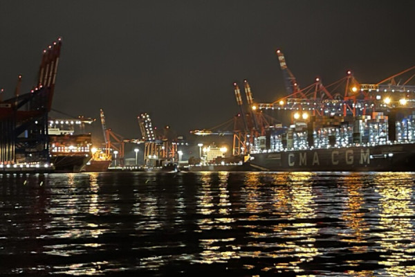 4 Std. Segeltörn „Die Elbe bei Nacht“. Eine außergewöhnliche Lichterfahrt im Dunkeln von 