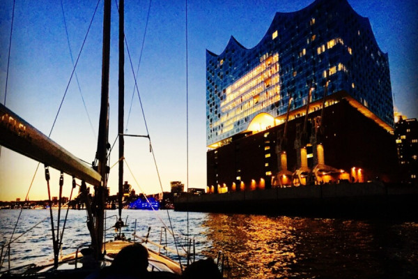 4 Std. Segeltörn „Die Elbe bei Nacht“. Eine außergewöhnliche Lichterfahrt im Dunkeln von 