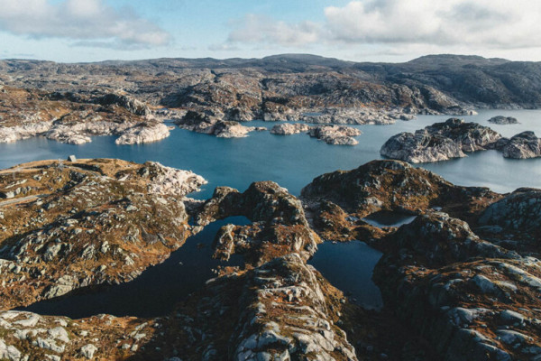 Wildromantische Norwegische Felsküste von Orca Segelreisen