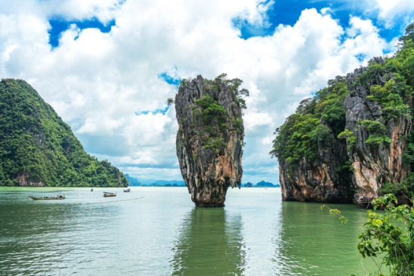 Sailing in Thailand in famous  Phang Nga Bay von 