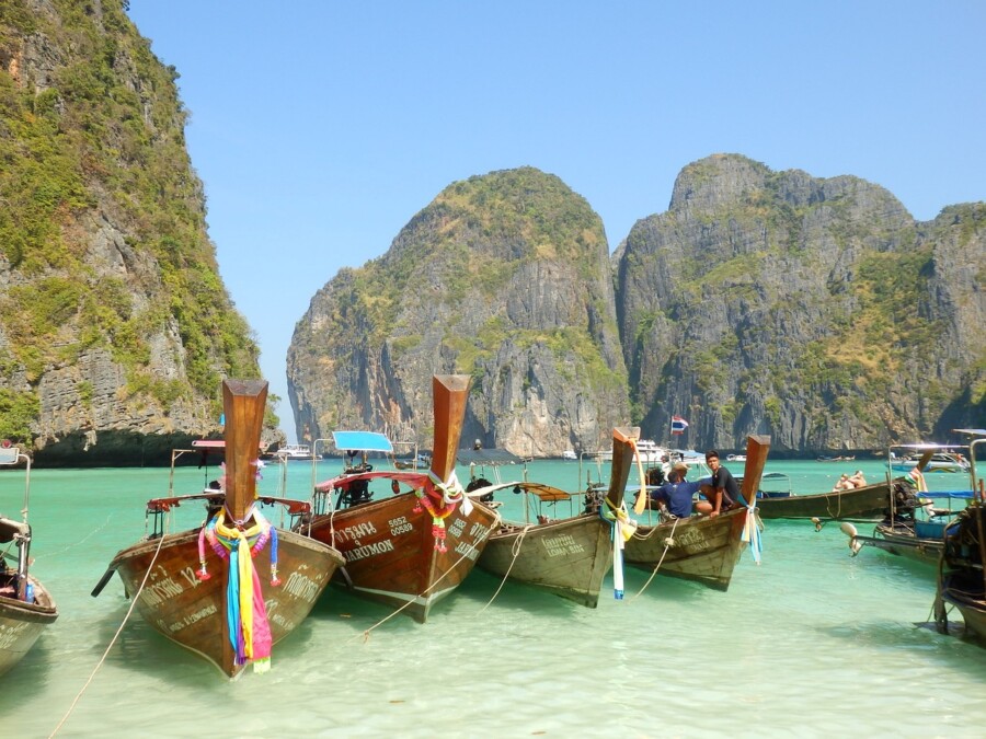 Longtail-Boote vor den Felsen von Koh Phi Phi