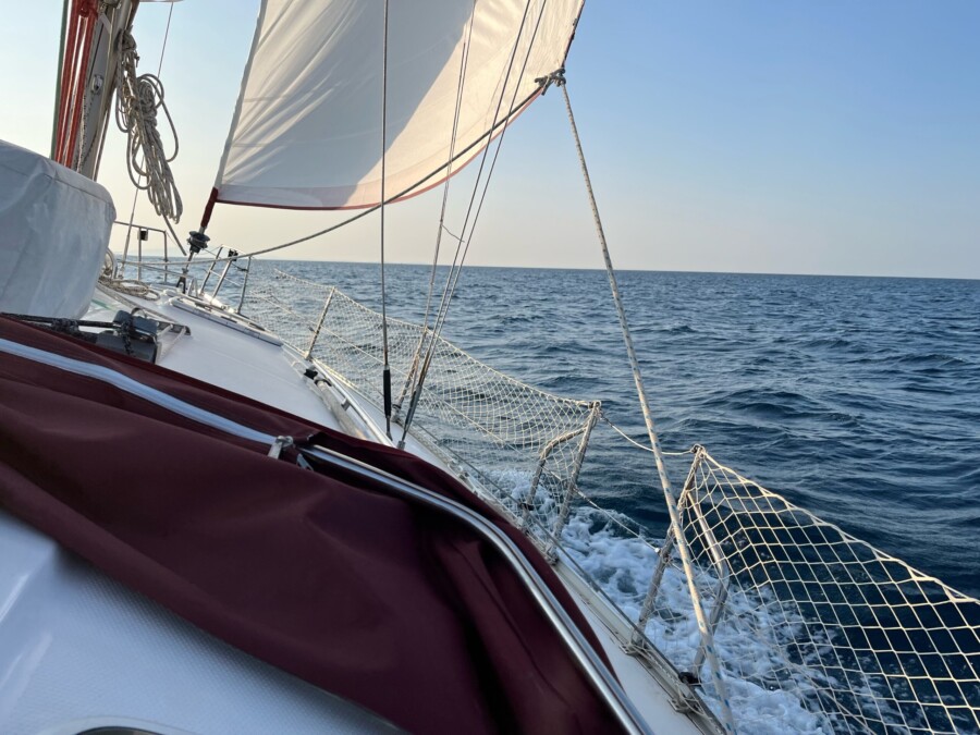 Skipper training: "THE COMPETENT SKIPPER" High performance sailing – many nautical miles by Segelschule Peter Frey