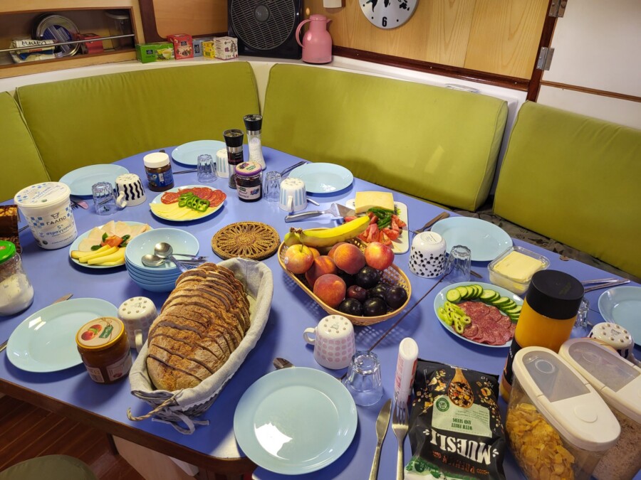 Family week: Sun, sailing, good vibes! Cabin charter in Greece by
