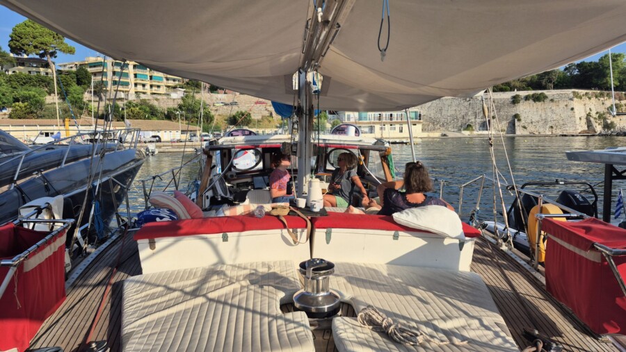 Family week: Sun, sailing, good vibes! Cabin charter in Greece by