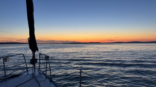 Nachtsegeln Bodensee: Besondere Nachtstimmung bei Musik, freien Snacks, nette Menschen von REDSAILING