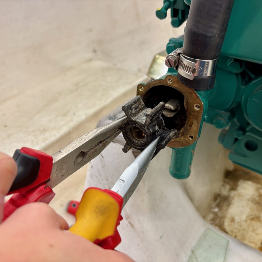 Engine course – Look after your boat diesel yourself! by BoatHowTo