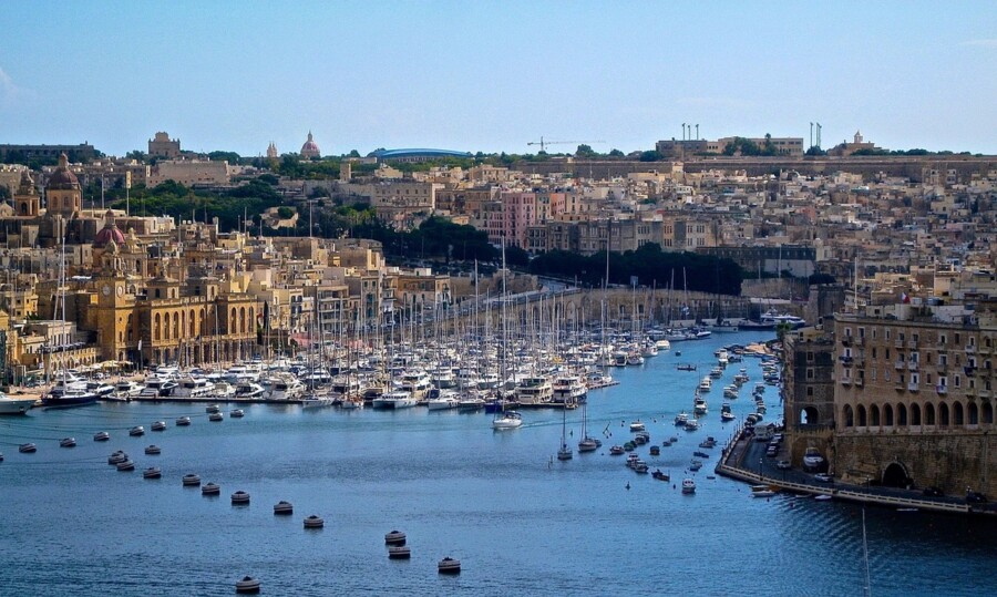 Sailing around the island of Malta by