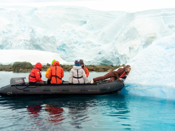 Sail & Fly Antarktis: Expeditionssegeln zu Pinguinen, Walen & Eisbergen von 