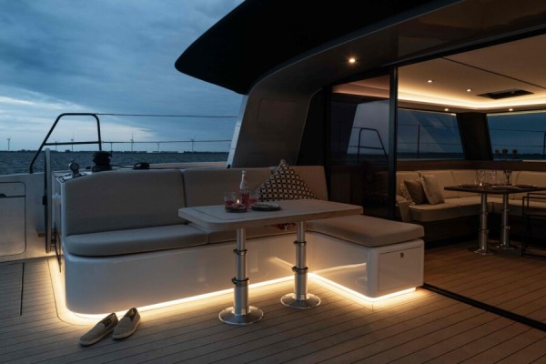 VAAN R4 with skipper, electric propulsion, generator, air conditioning, Starlink all inclusive by E-Charter.de