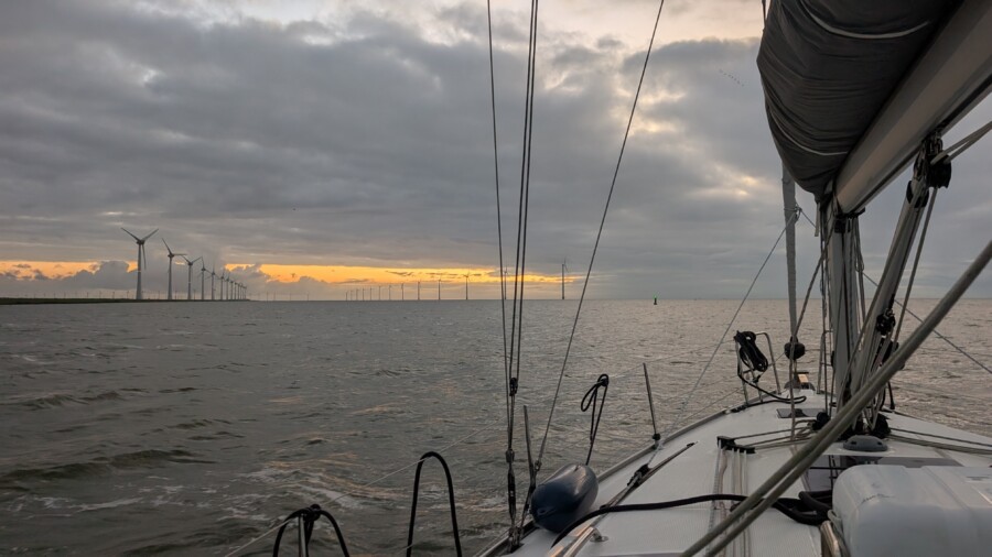 Taster sailing in the IJsselmeer region by
