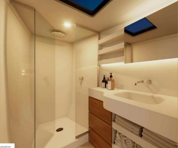 VAAN R4 with skipper, electric propulsion, generator, air conditioning, Starlink all inclusive by
