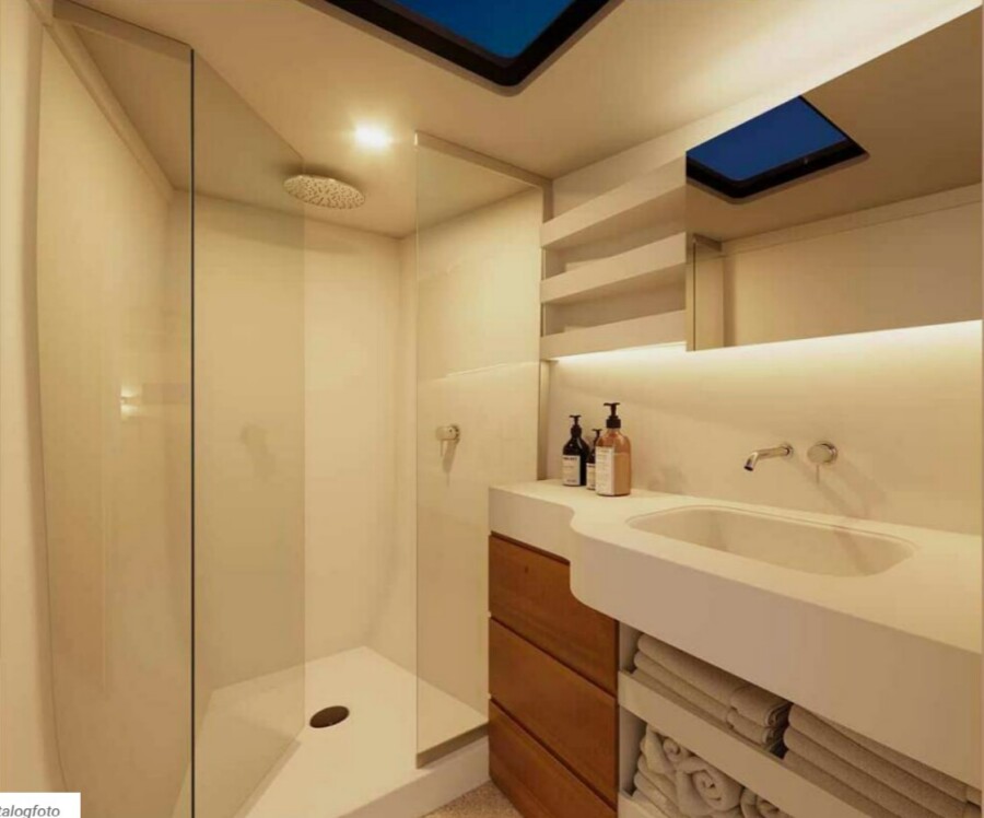 VAAN R4 with skipper, electric propulsion, generator, air conditioning, Starlink all incl. by