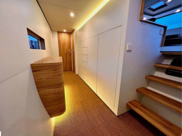 VAAN R4 with skipper, electric propulsion, generator, air conditioning, Starlink all inclusive by