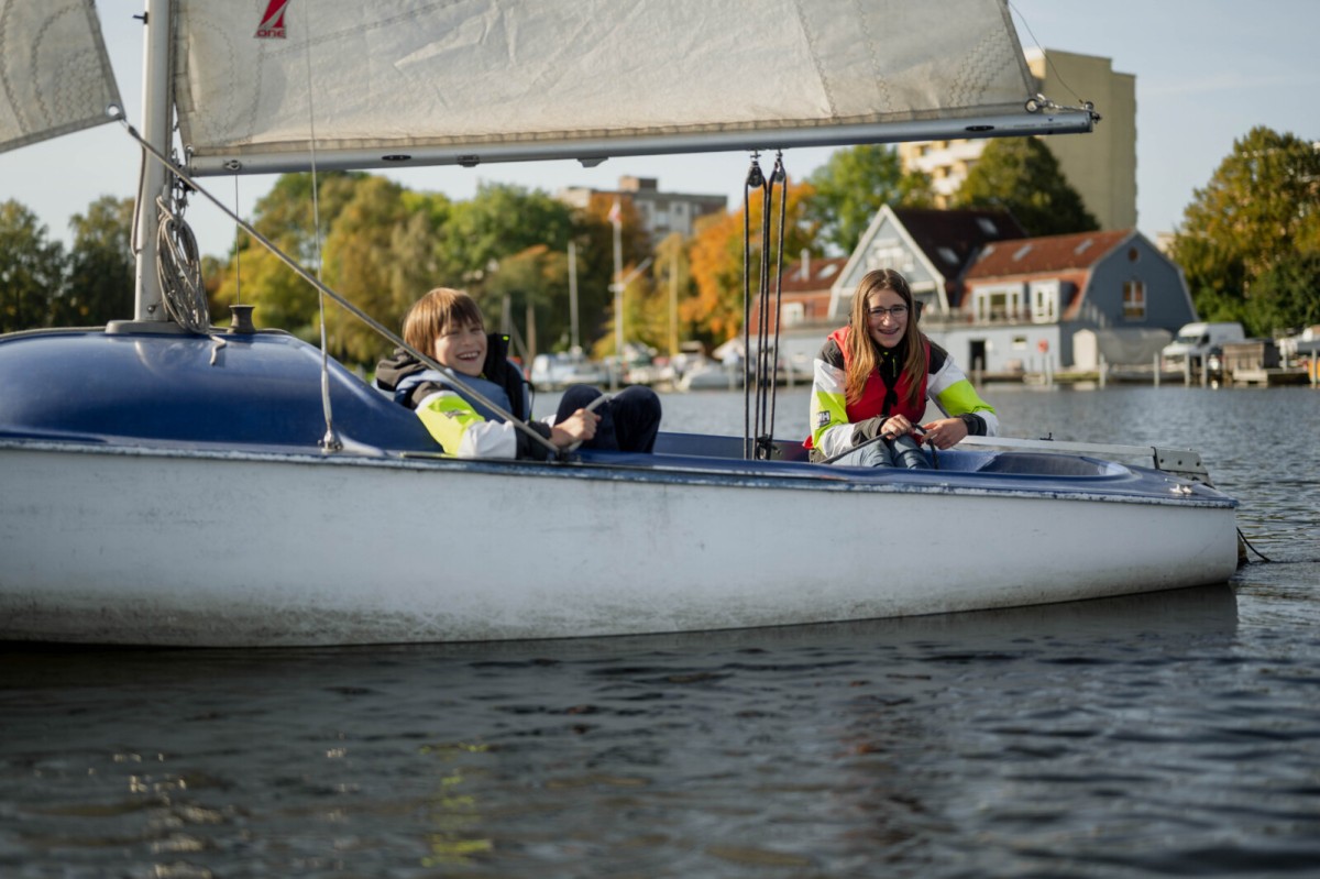 Holiday sailing courses for children by