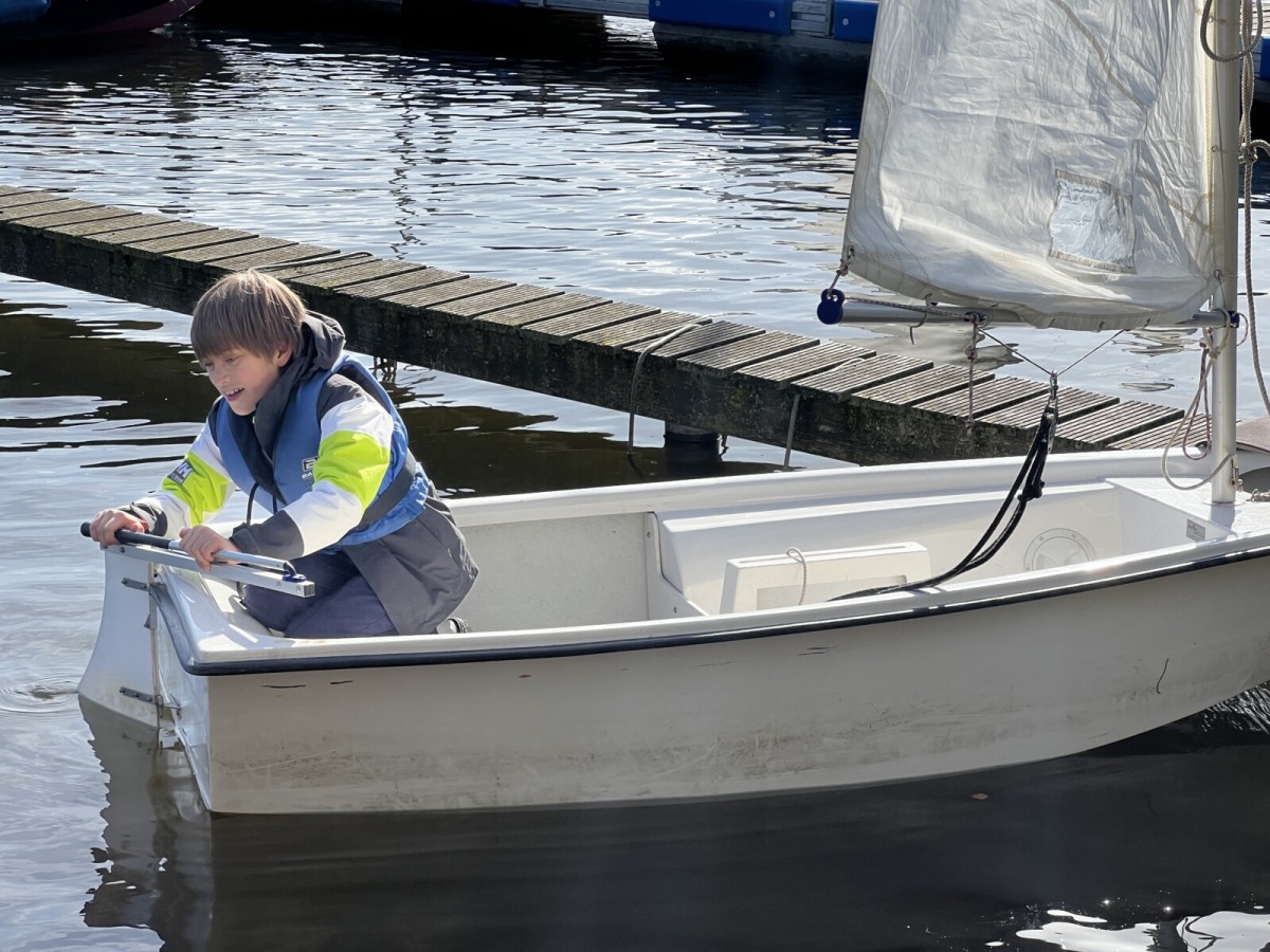 Holiday sailing courses for children by