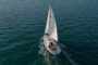Segelyacht unter Segeln aus der Luft — Törn mit freien Kojen für Mitsegler