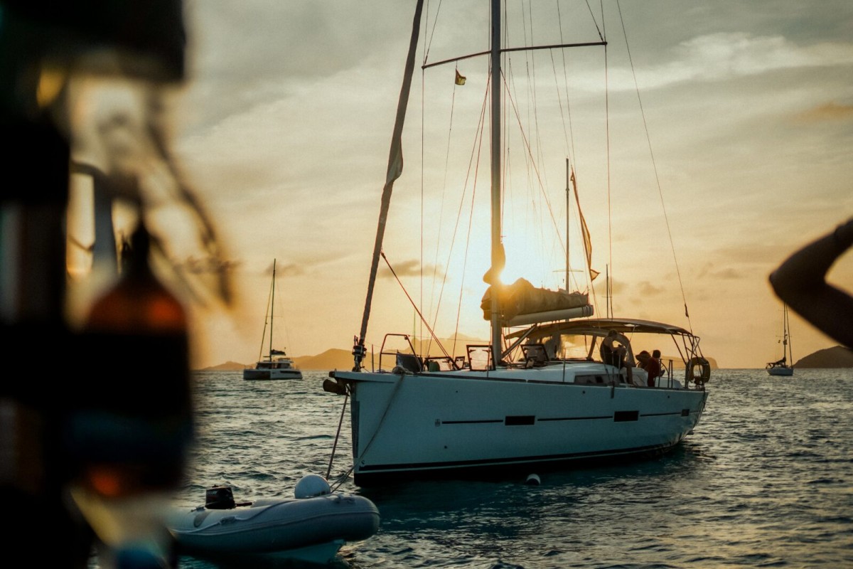 Classic Caribbean sailing trip: UNTER SEGELN from island to island by