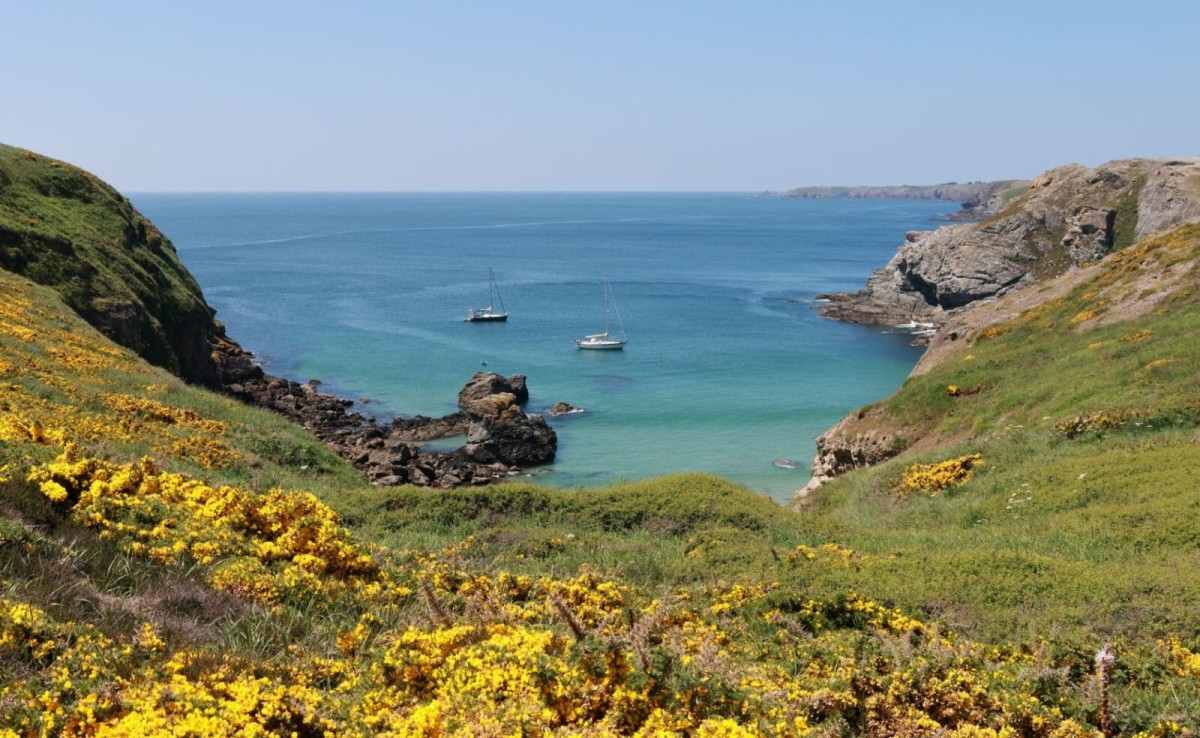 From IRELAND via ISLES OF SCILLY to BRITTANY on a HALLBERG-RASSY in an exclusive 2-person crew by