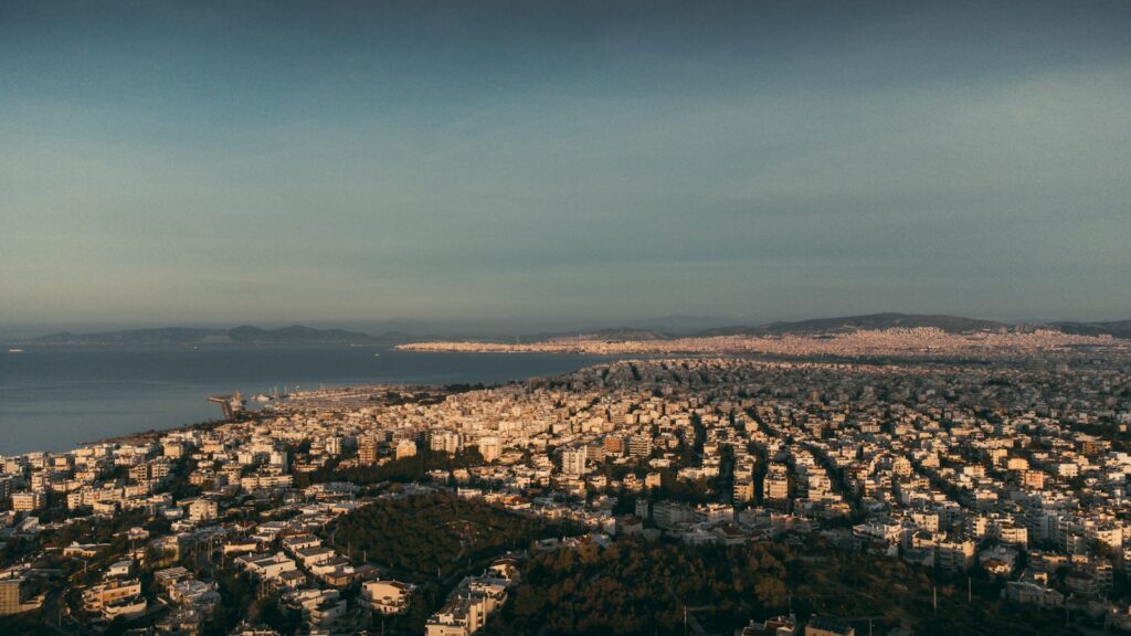 Luftaufnahme der Küste von Alimos im Süden Athens