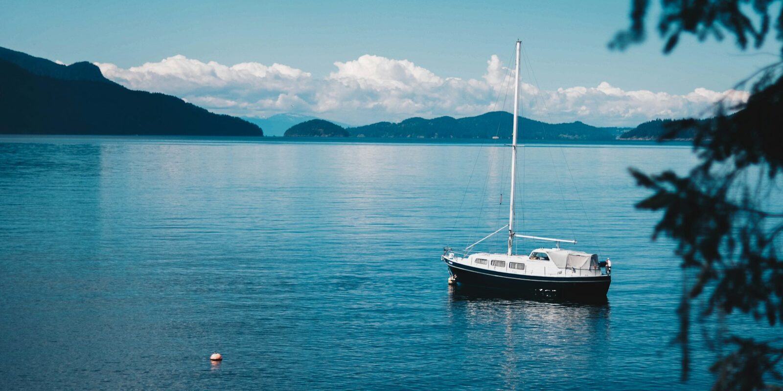 Segelyacht vor Anker in einer ruhigen Bucht