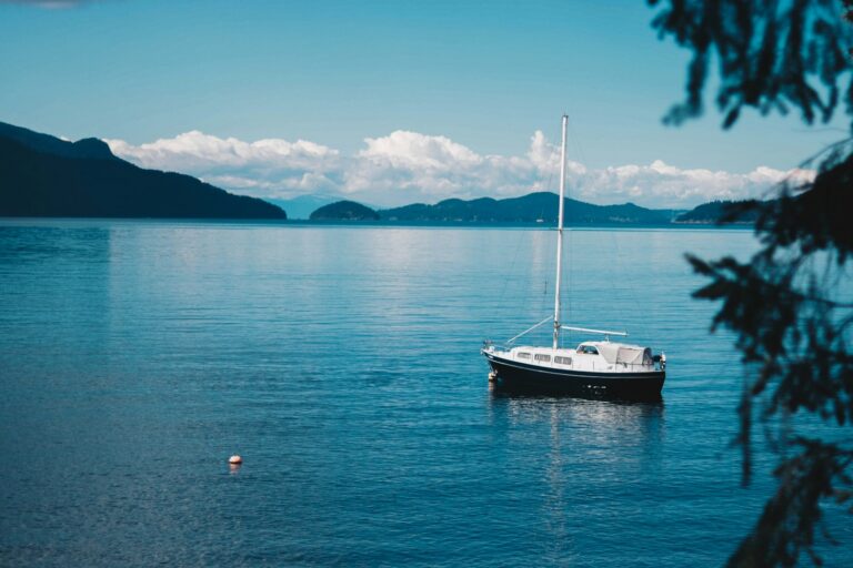 Segelyacht vor Anker in einer ruhigen Bucht