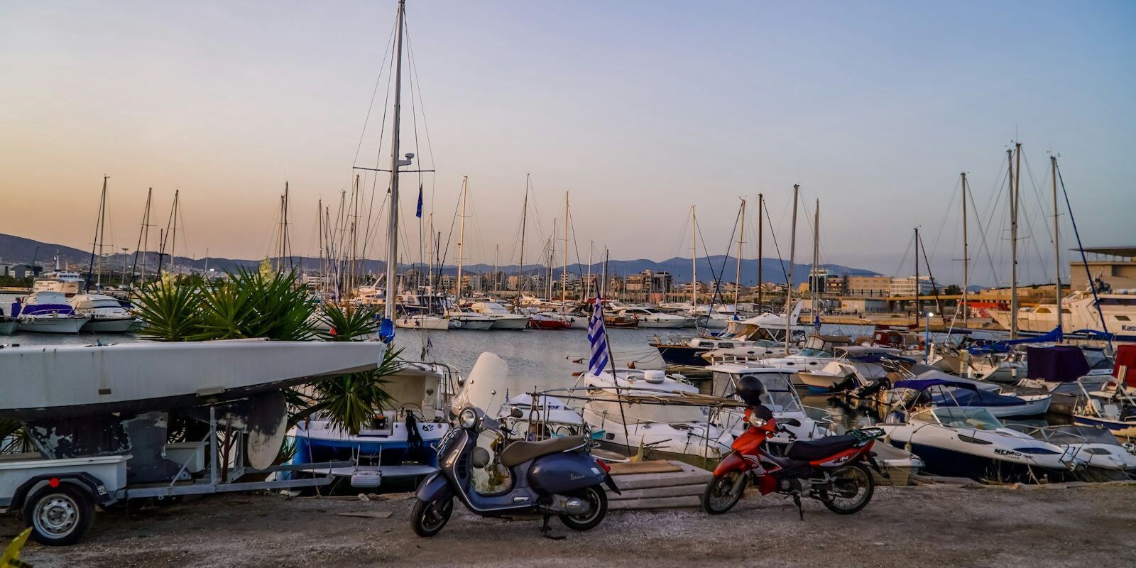 Segelyachten an den Stegen eines Hafens in Athen