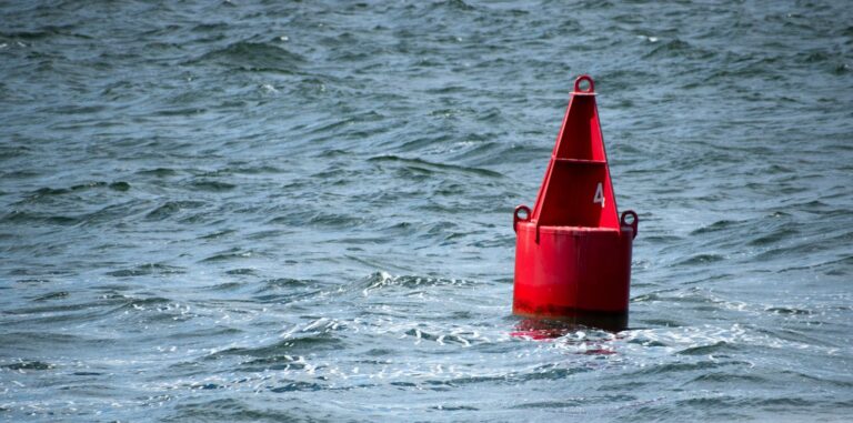 Rote Lateraltonne auf bewegtem Wasser