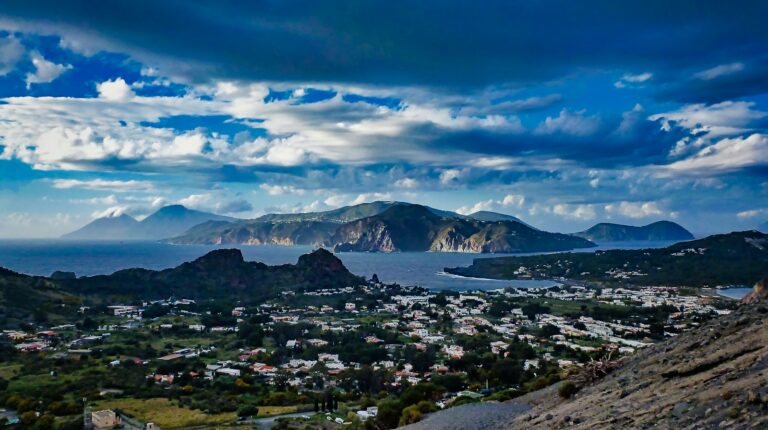 Blick über Vulcano auf Lipari und Salina