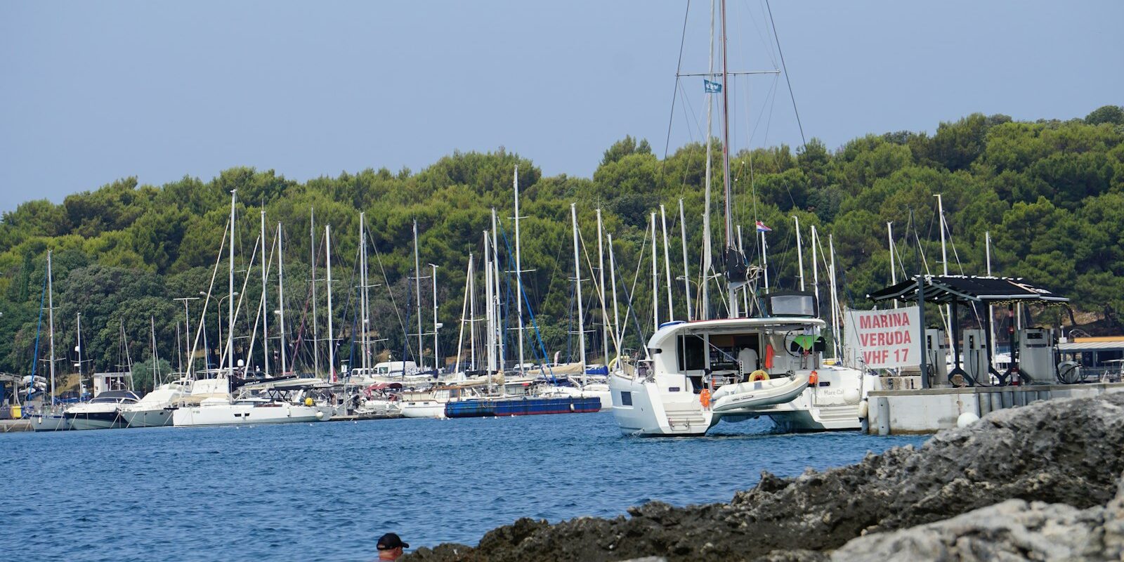 Segelyachten in einer Marina an der kroatischen Küste Segelyachten in einer Marina an der kroatischen Küste