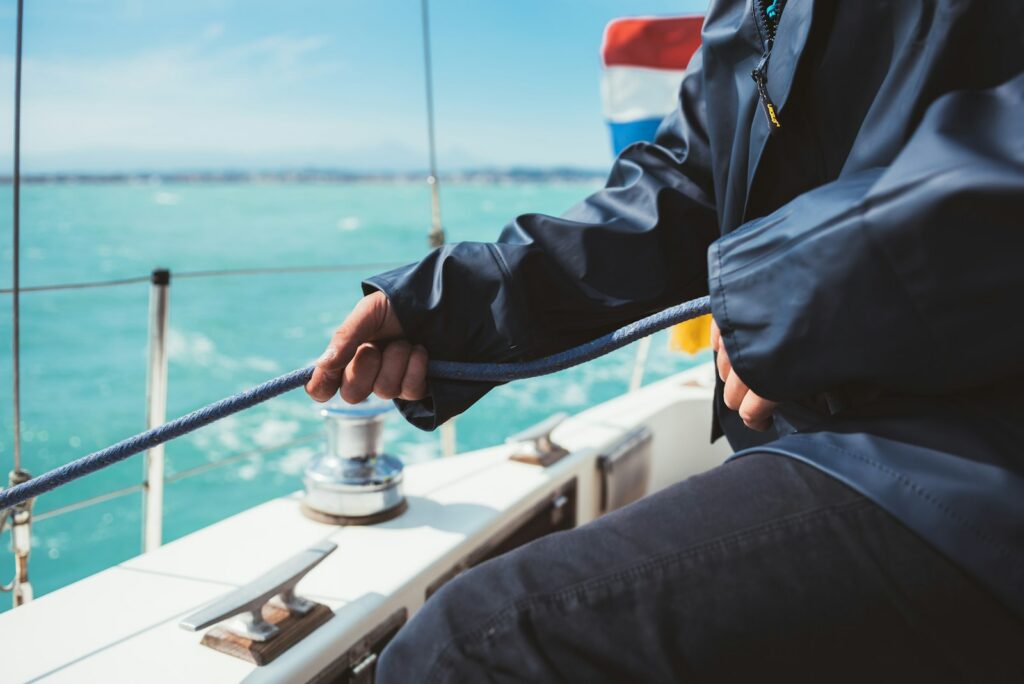 Crewmitglied bedient die Winsch an Bord