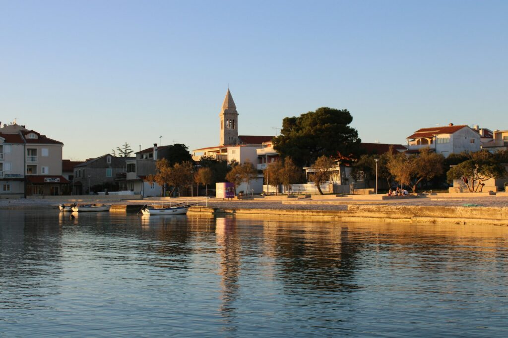 Abendstimmung an der Uferpromenade von Pakoštane